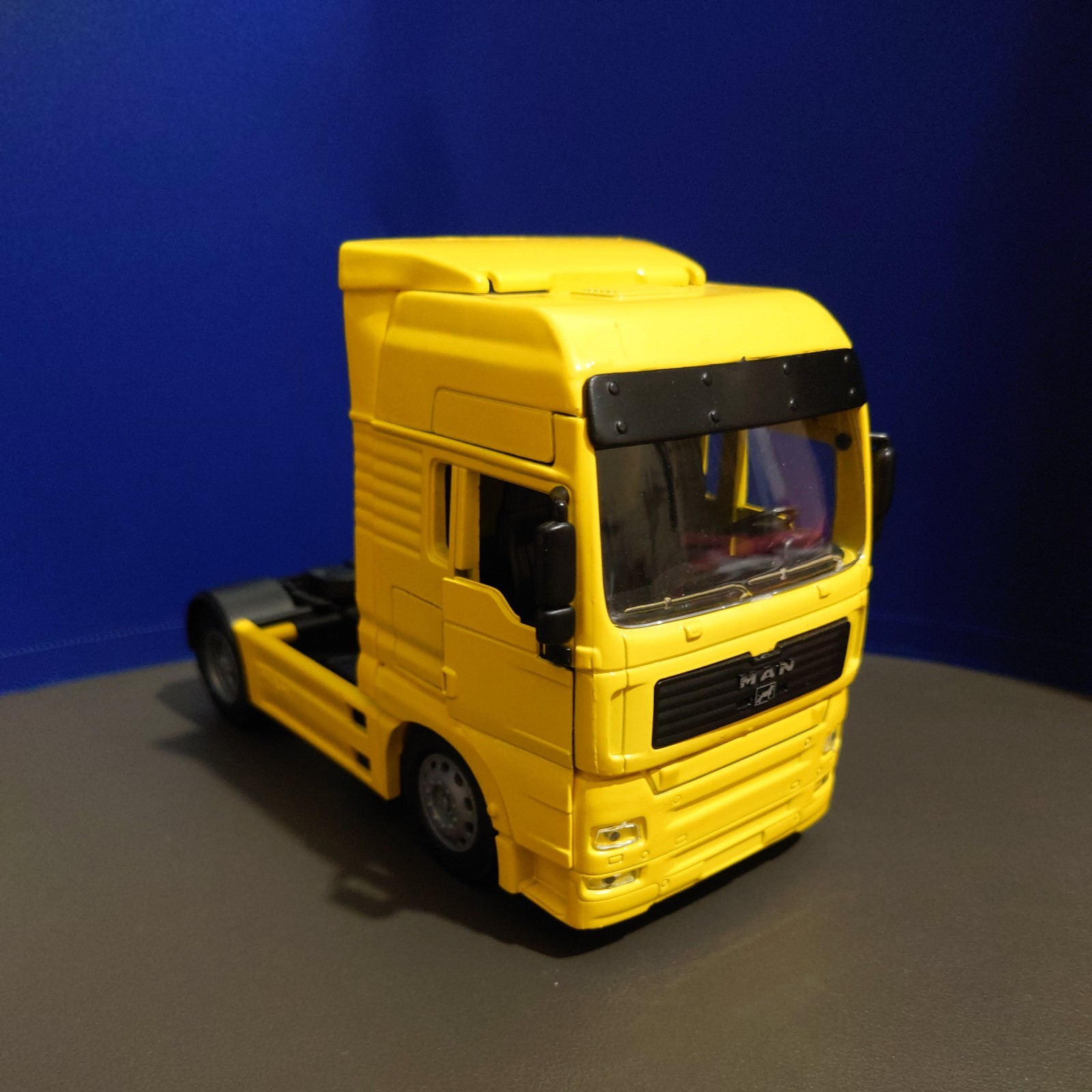 New Ray Man Truck Tractor Unit 1:32 Scale Diecast Model Used