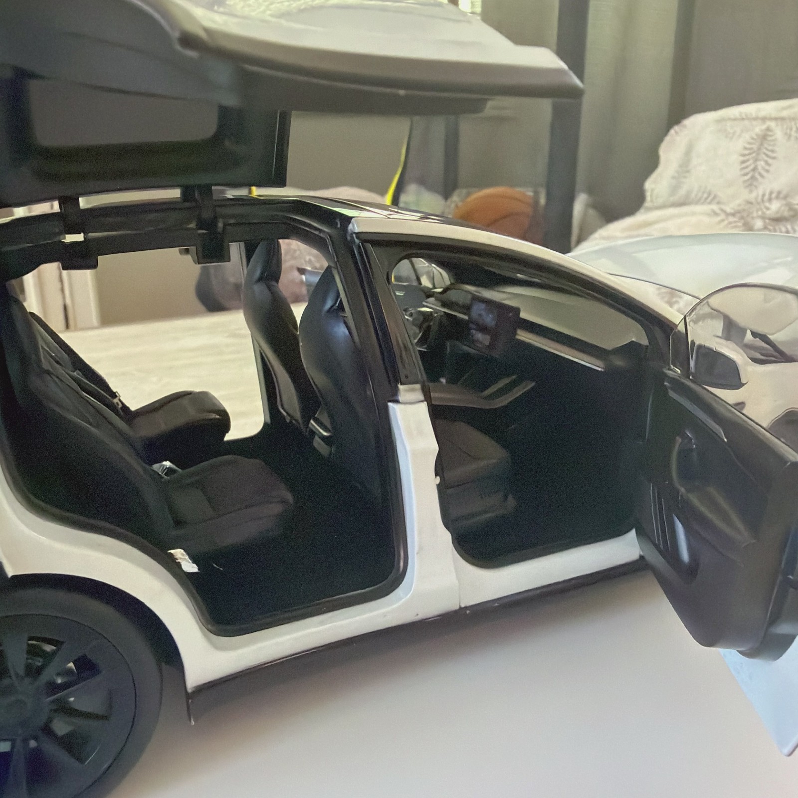 Brand New Genuine Tesla Model x 1:18 Scale Diecast White Model Car