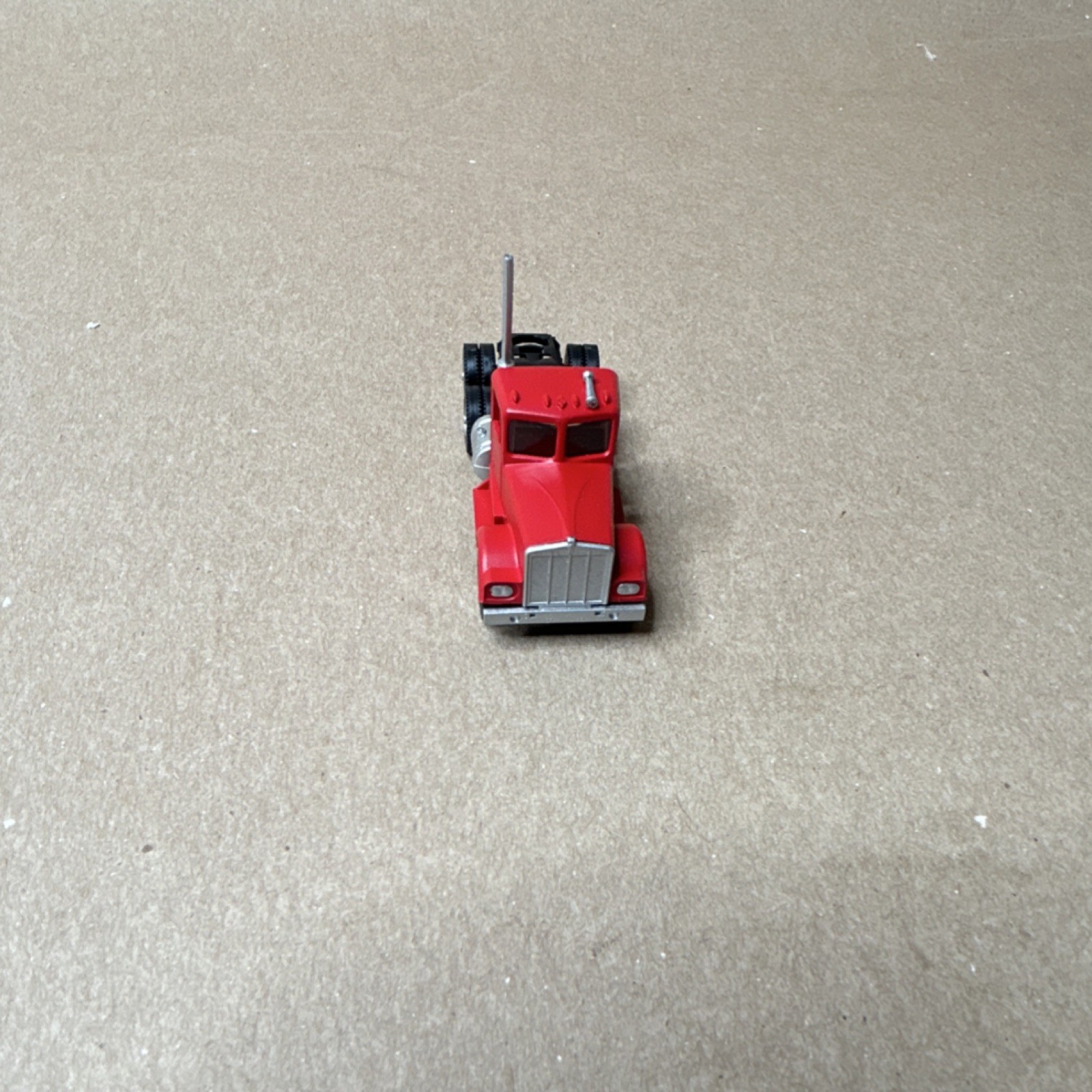 ERTL Kenworth Plastic Tractor Unit 1:87 Red, Black & Silver Toy Vehicle Model