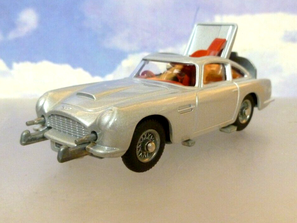 CORGI TOYS 1/46 JAMES BOND 007 GOLDFINGER 1963 ASTON MARTIN DB5 SILVER RT26101S