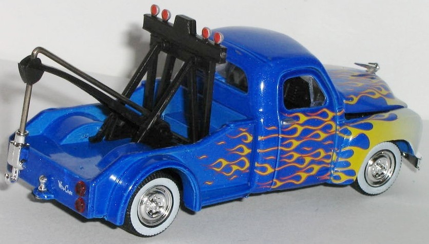 1/64 = 1951 STUDEBAKER 2R / Hood & Door Open / Rubber Tire Tow Truck / Wrecker