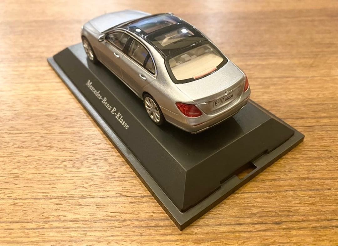 1/43 Mercedes-Benz E-class silver Collectables 17+