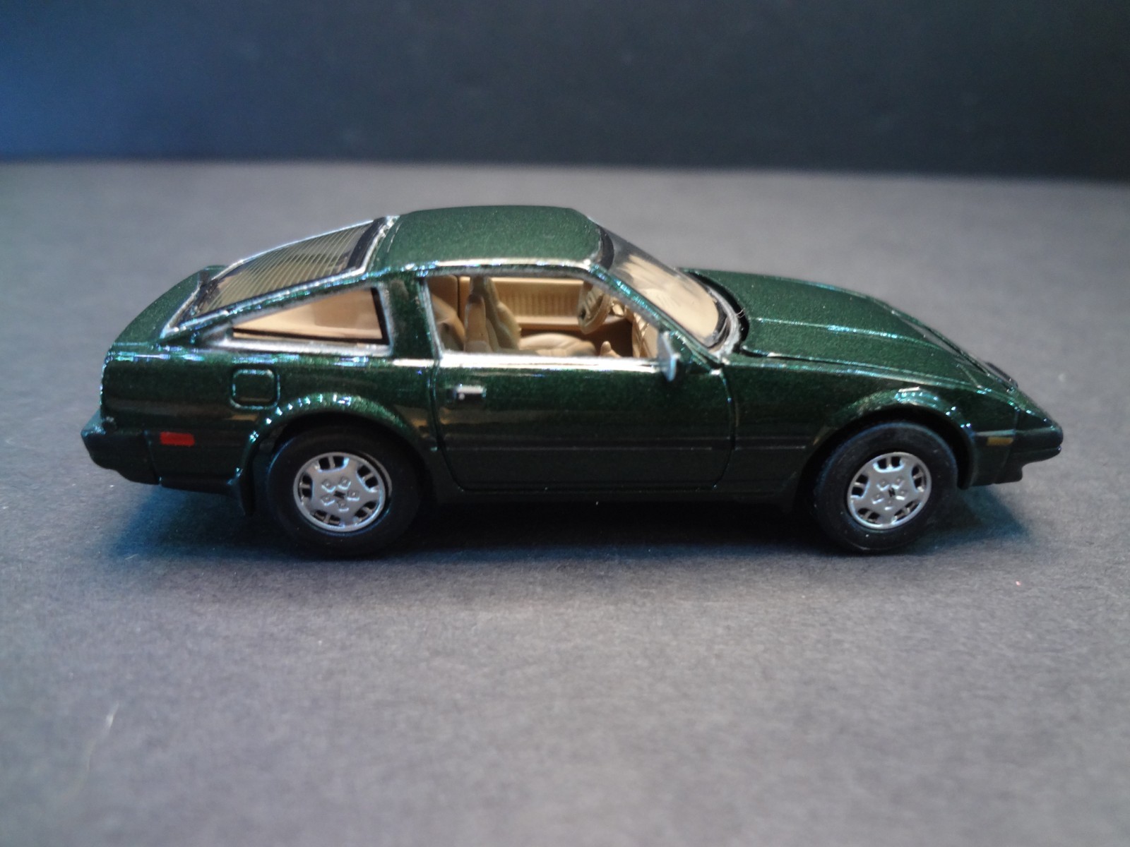 Johnny Lightning 1984 Nissan 300ZX dark green metallic – Loose 1:64