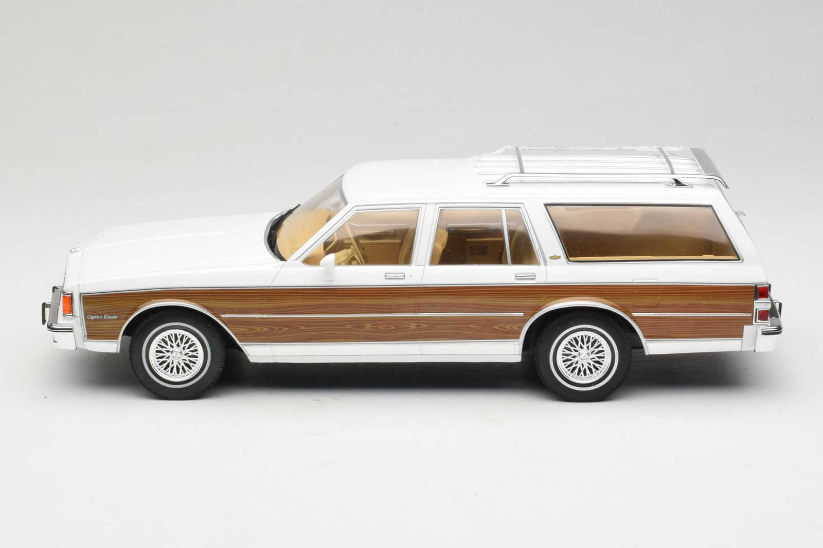 Chevrolet Caprice Estate Wagon White 1:18 MCG | MCG18475