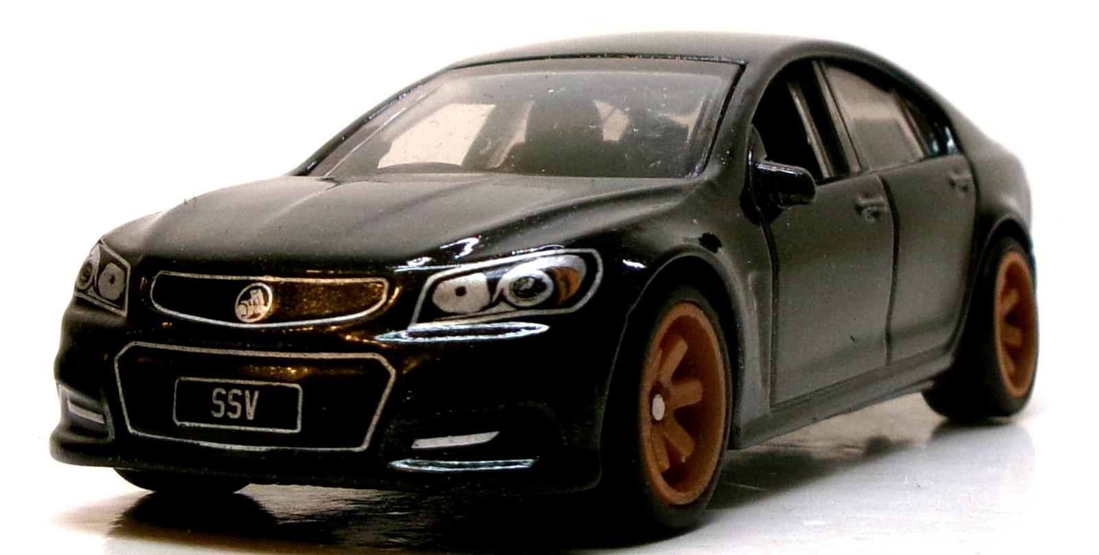 LOOSE 2025 MATCHBOX 1:64 BLACK HOLDEN VF COMMODORE SSV WHEEL SWAP REAL RIDERS