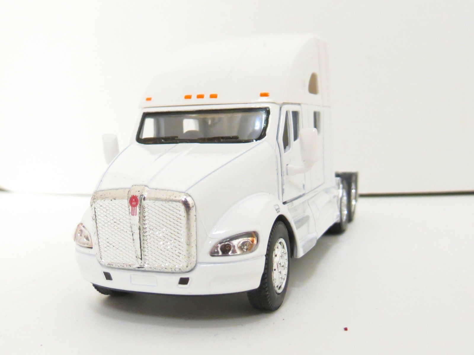 1/68th White Kenworth T700 Tractor – Pullback Action – Opening Doors