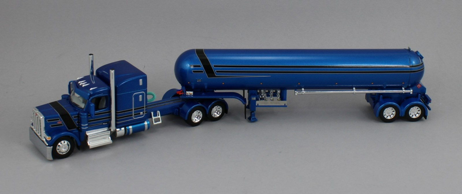 DCP 1:64 *BLUE & BLACK* Peterbilt 589 70″ Midroof w/MISSISSIPPI LP TANKER NIB!