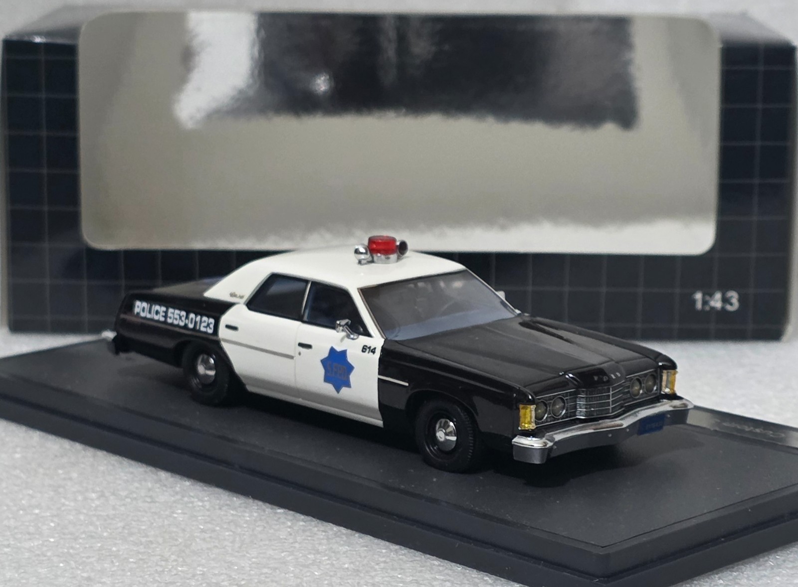 Ford Custom 500 “San Francisco Police Depart.” SFPD 1974 1:43 Matrix MX20603-241