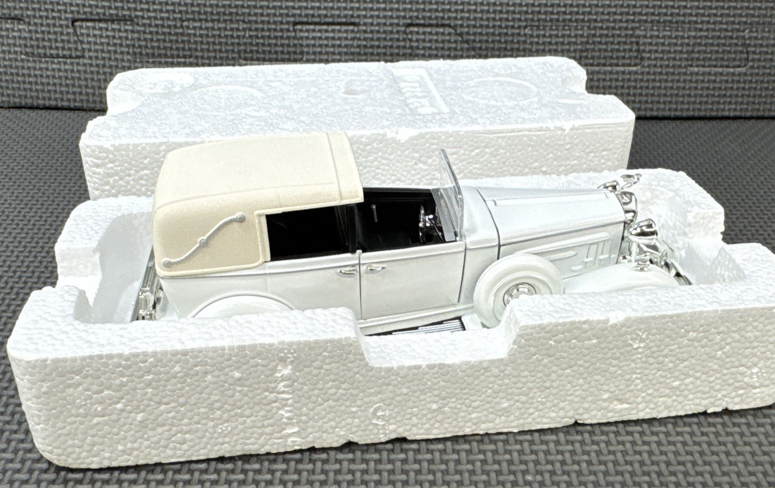 Signature Models 1933 Cadillac Town Car Diecast 1:32
