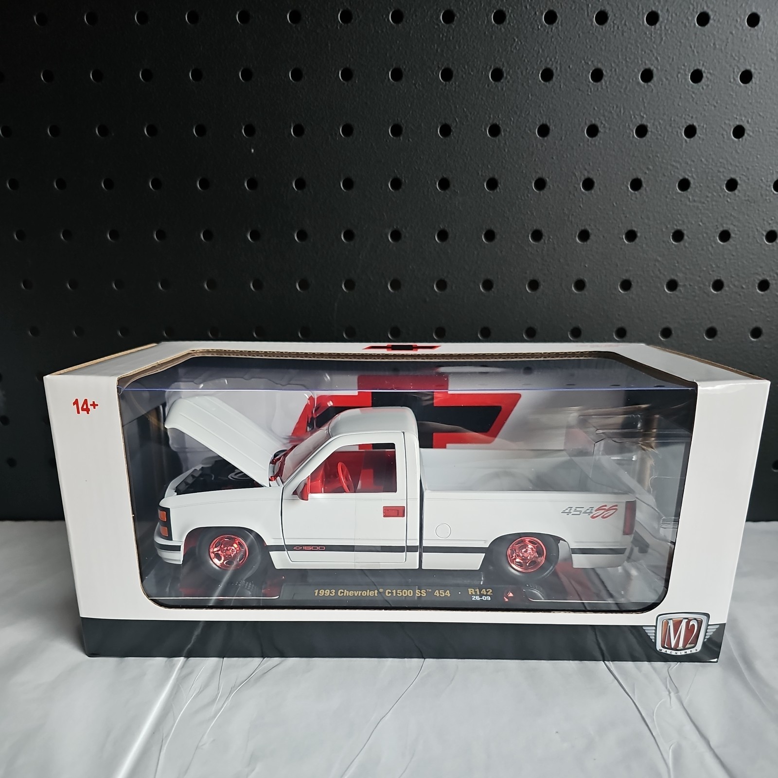 M2 Machines 1:24 1993 Chevrolet C1500 SS 454 CHASE