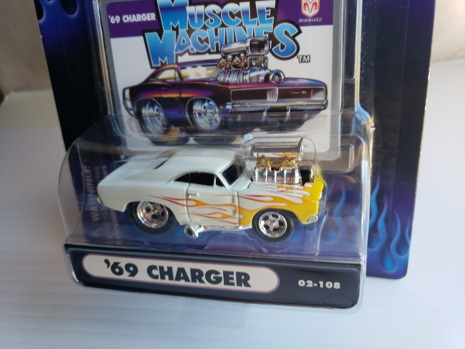 2002 Muscle Machines ’69 DODGE CHARGE White Opened Engine 1:64 #02-108 5SP MOC!
