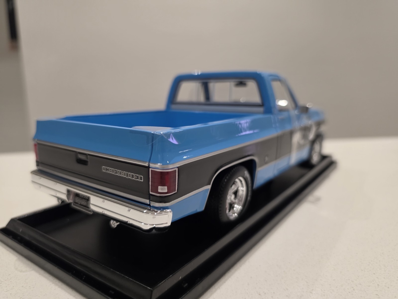 1974 Chevrolet C10 Cheyenne Super 1:18 Diecast Pickup Truck by Maisto New in Box