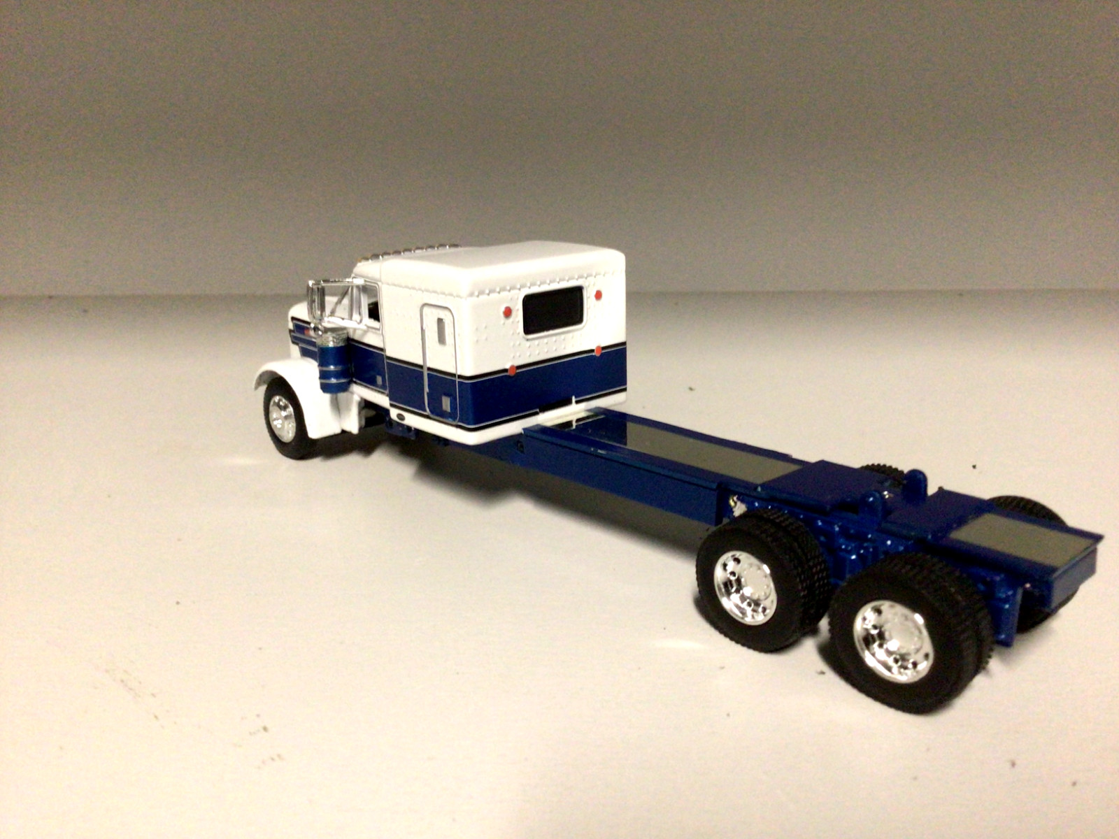 DCP BLUE & WHITE PETERBILT 379 60″ BUNK 320″ FRAME (6 1/2″ long) PARTS TRUCK