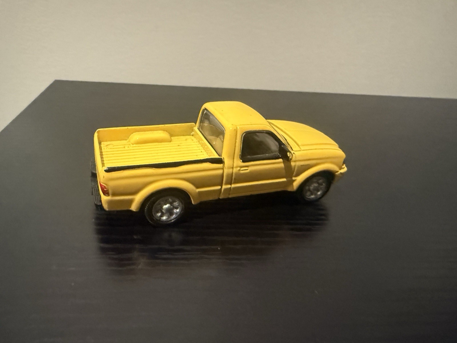 MOTOR MAX AMERICAN GRAFFITI 2001 FORD RANGER YELLOW 1:43 NEAR MINT – RARE