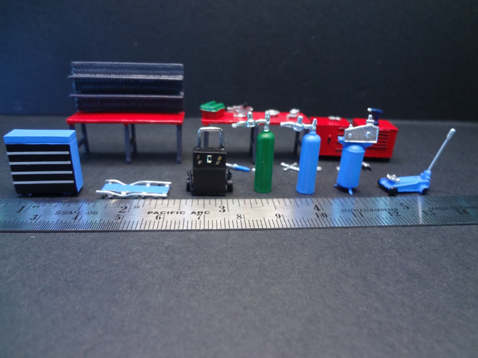 1:64 Scale Auto Repair Shop Workstation & Mechanic Tool Set Diorama Accessories