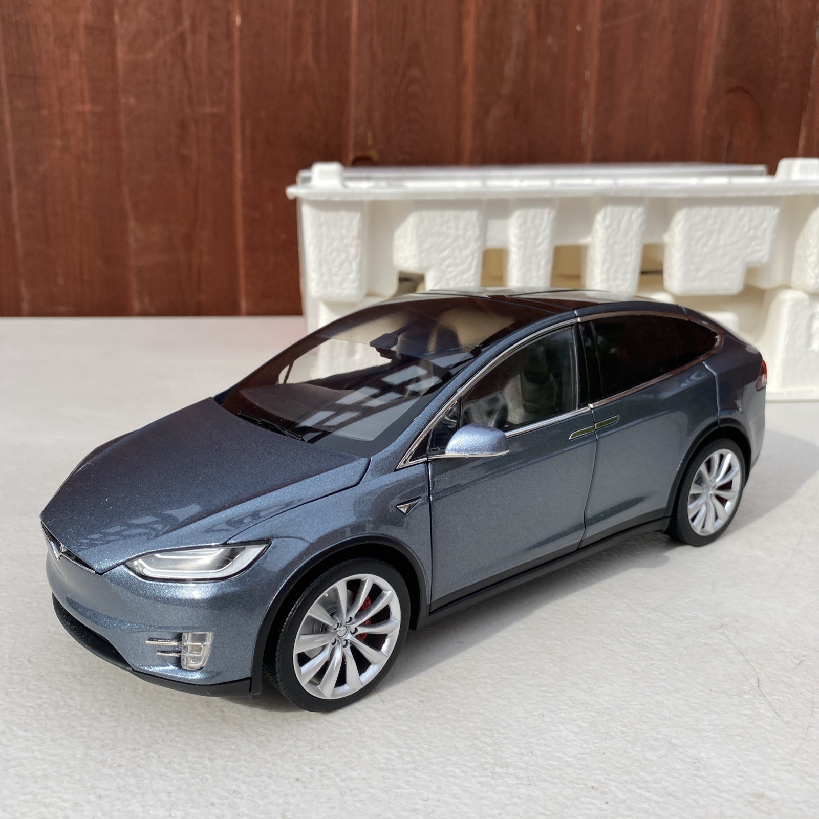 Tesla Model x P100D Metallic Grey 1/18 Scale Diecast Model – Dealer Edition New