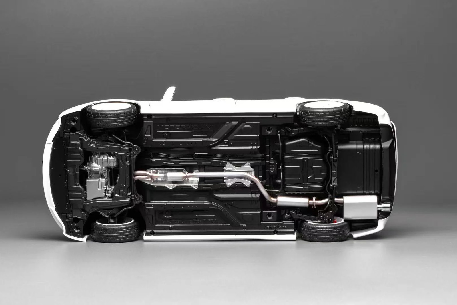 MOTORHELIX 1:18 Honda Civic Type R (FD2) 2007 Facelift Premium White Pearl