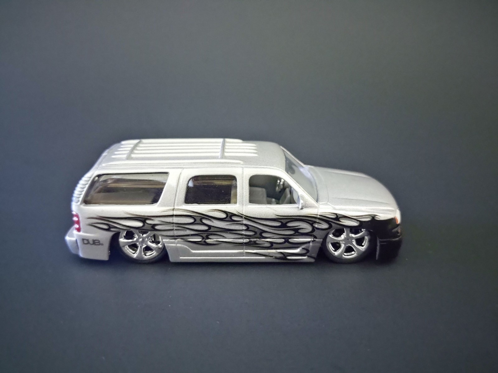 Jada Dub City 2002 GMC Yukon Denali Silver Black Flames 1:64 Diecast