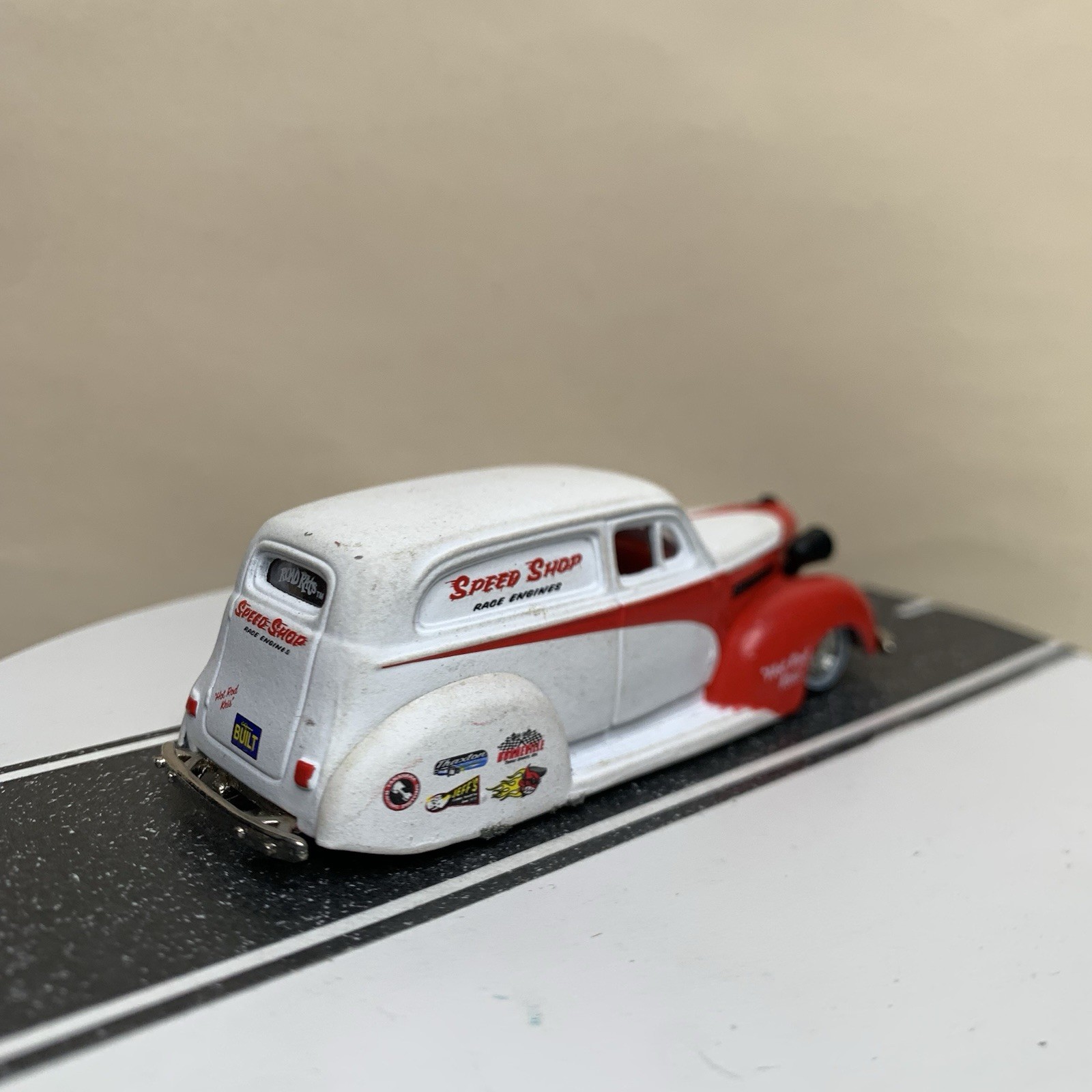 Jada Toys Road Rats Series 1939 Chevy Sedan Delivery Speed Shop White/Red 1:64
