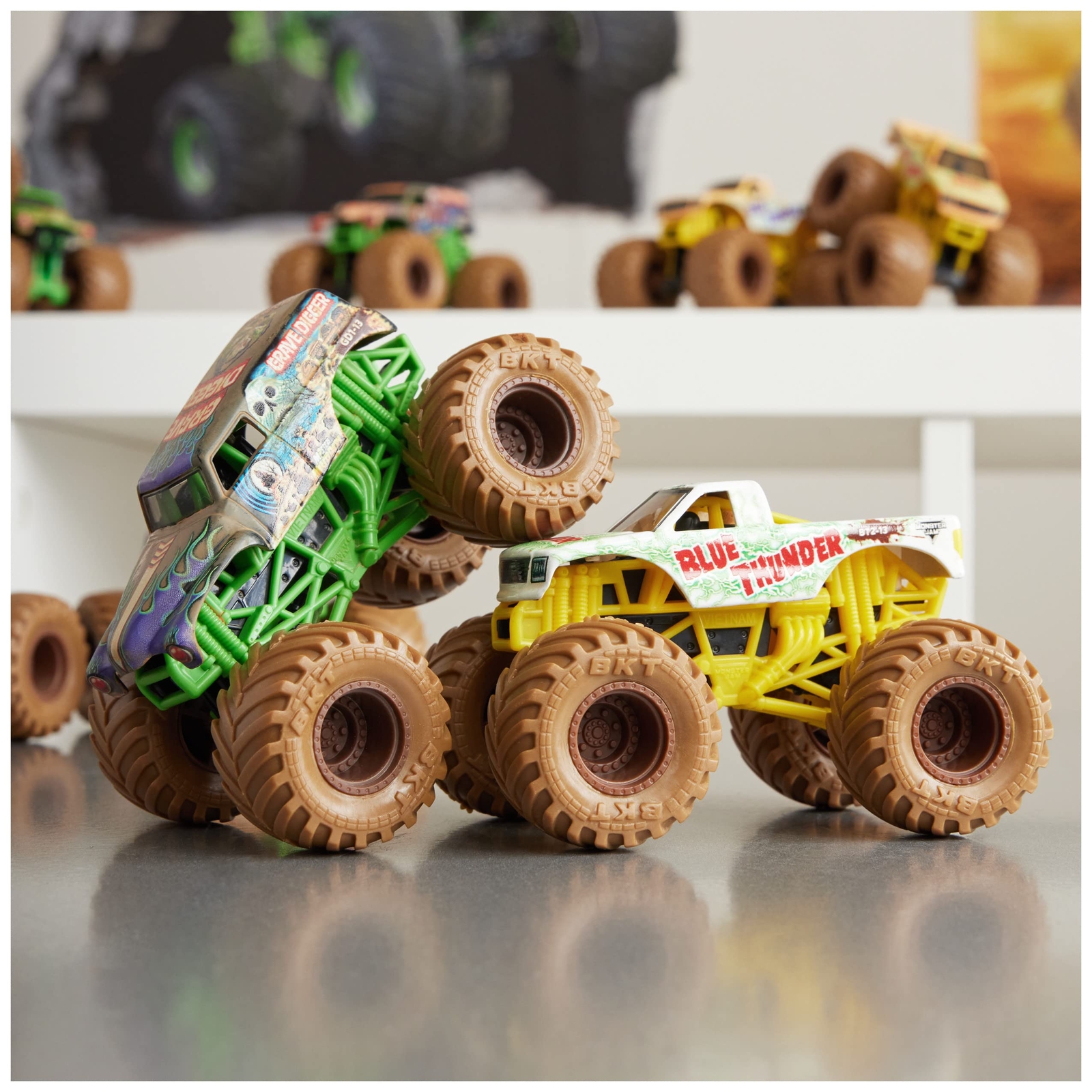 Mystery Mudders 1 64 Scale Monster Jam Trucks Wash to Reveal Collectible Toys