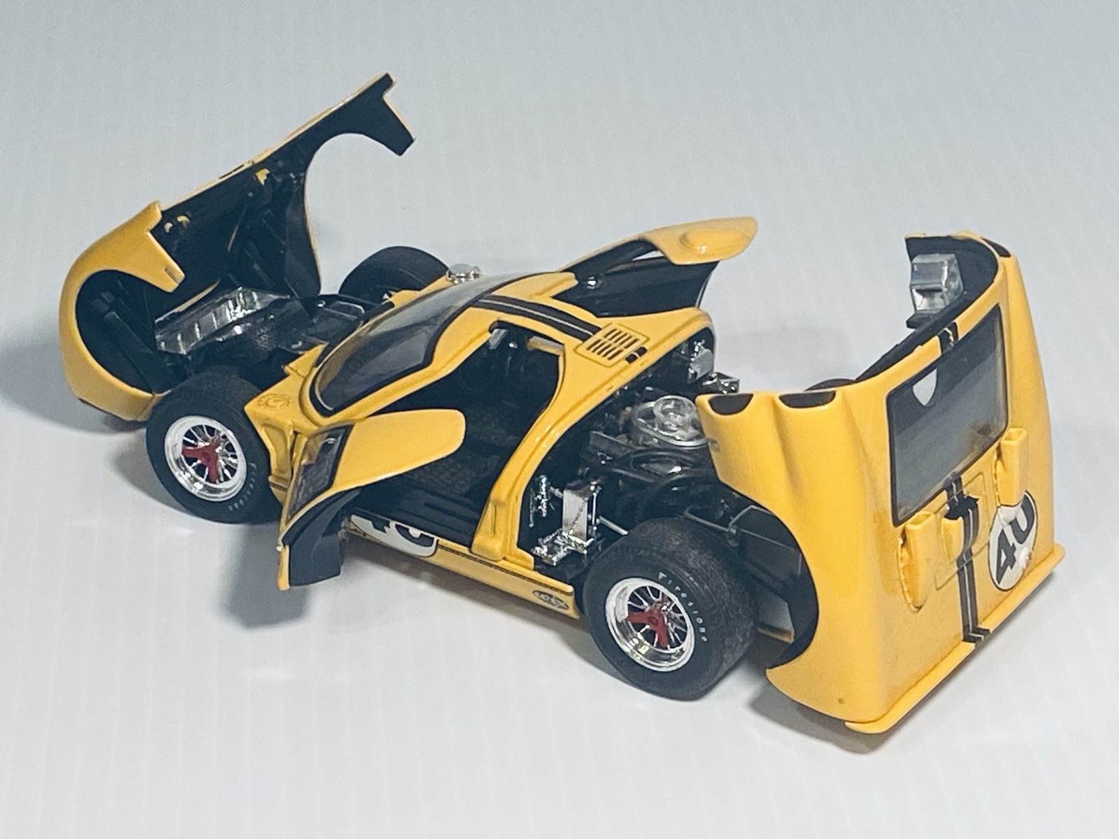 Wix 1966 Ford GT40 + 3 American Diorama Race Day Crew + Custom Showcase 1:24