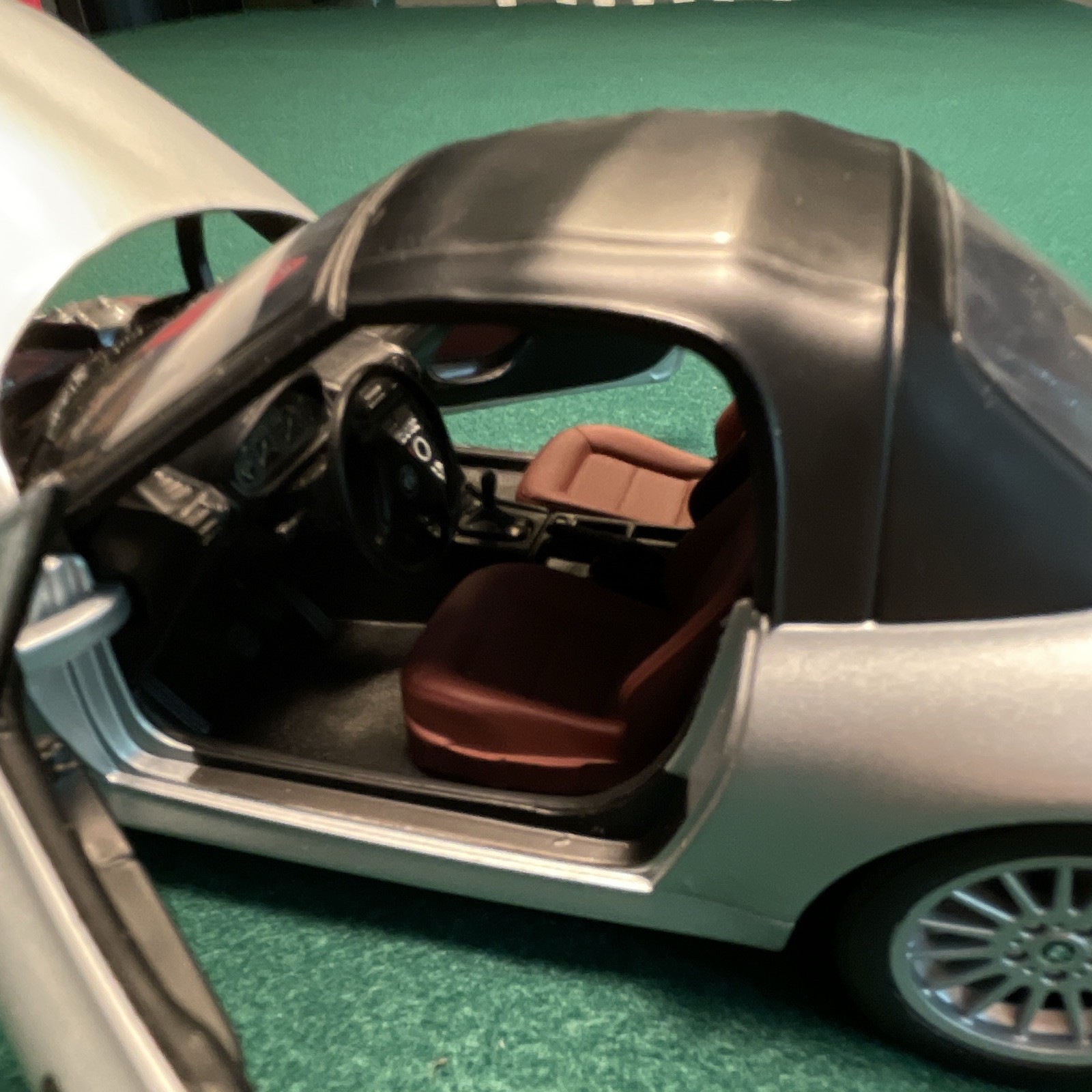 BMW 1:18 BMW Z3 Roadster 1997 Diecast Silver/Black Opening Hood & Doors