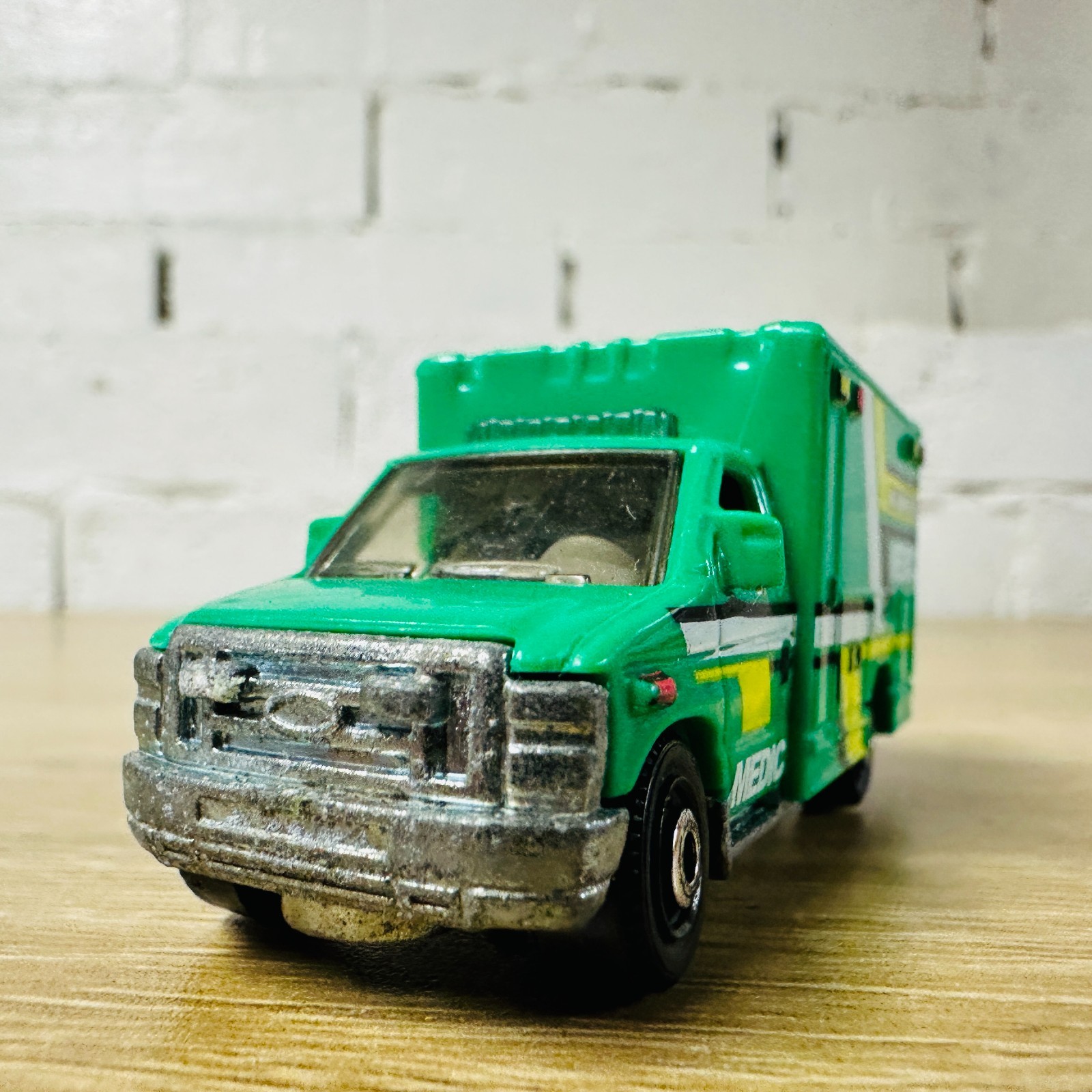 Ford E350 Ambulance 2009 Green Yellow White Medic MB944 Heroic Rescue 2016