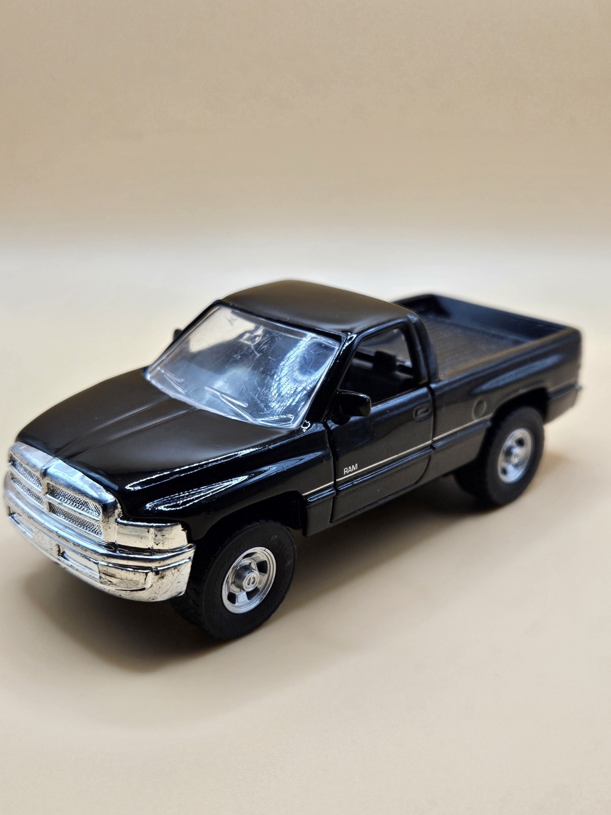 1/46 MAISTO TRUCK 1990’S DODGE RAM 1500 PICKUP TRUCK BLACK