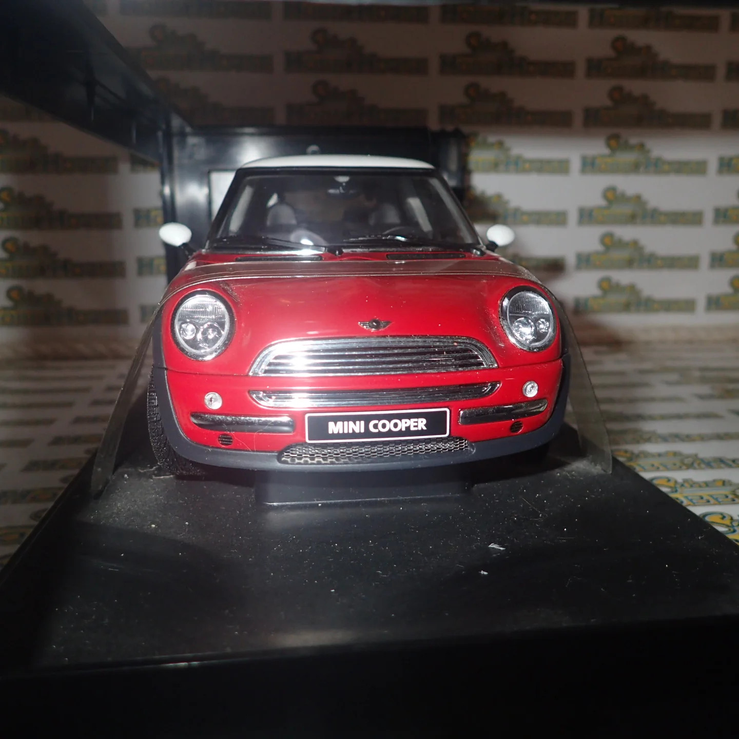 AutoArt 74822 – 1/18 Scale – BMW Mini Cooper Red