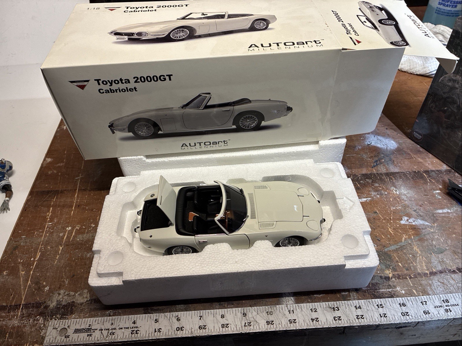 AUTO art MILLENNIUM 1/18 TOYOTA 2000GT White Miniature Scal bond Car Hobby 2010