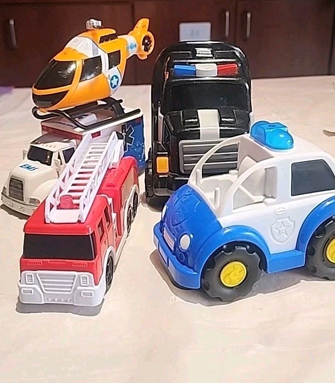 7 Emergency! Vehicle Lot Sight & Sound Toys