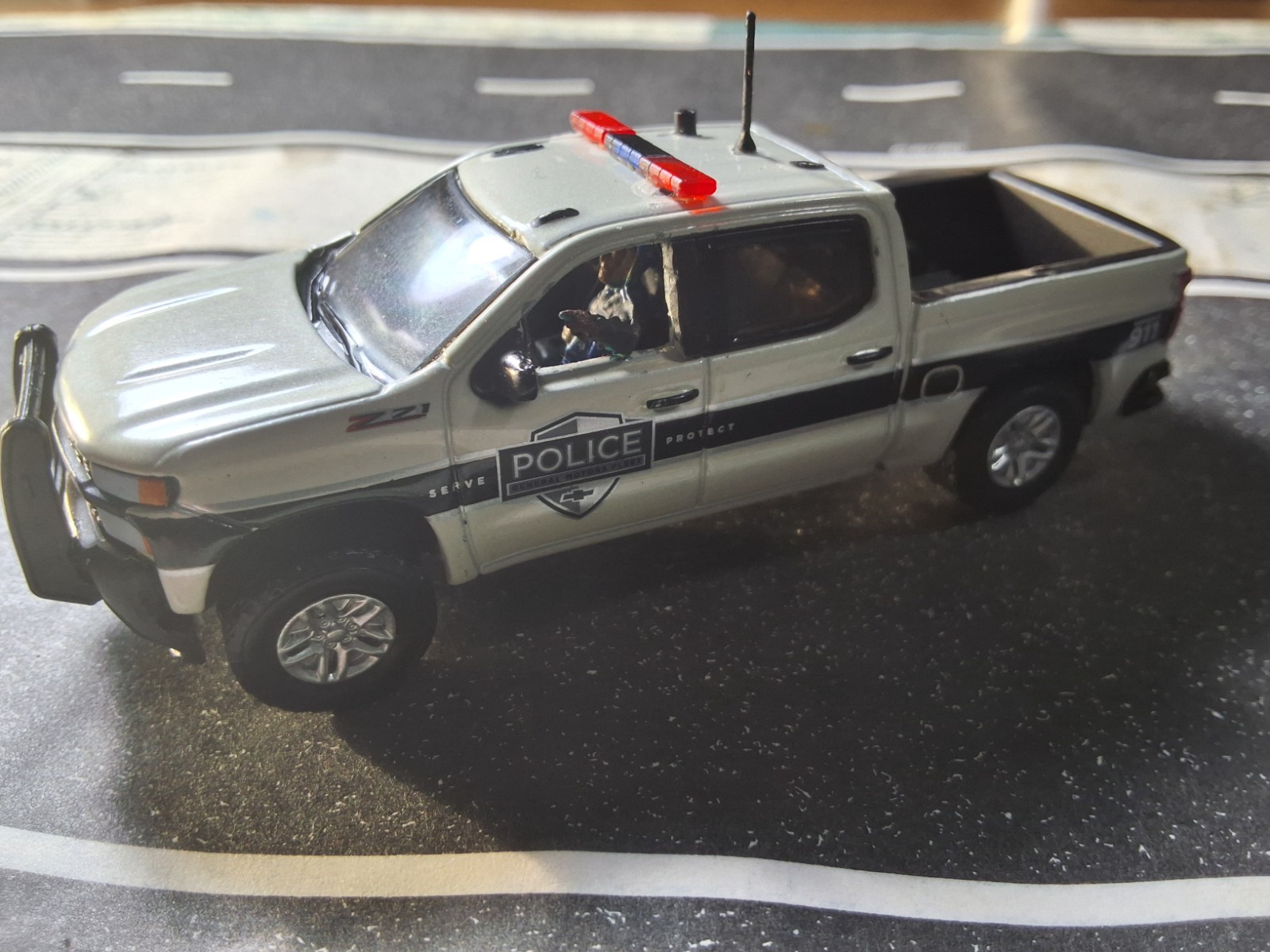 Greenlight Police Custom 1/64 Chevy Silverado SSV with Police Officer Driving
