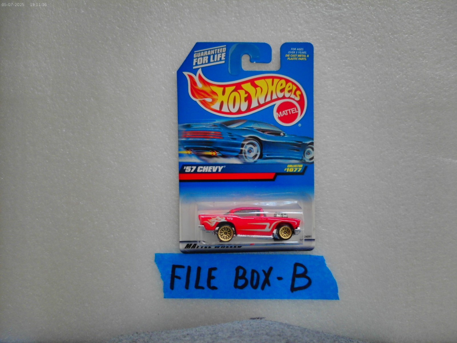 HOT WHEELS 57 CHEVY 1957 BEL AIR RED GOLD WHEELS # 1077 HW LIMITED EDITION 1:64