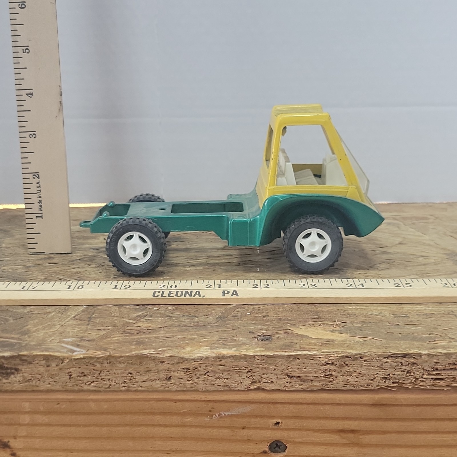 Hubley Green/Yellow Plastic Toy Vehicle Buggy/Car Chassis Frame w/ Wheels, 6 in