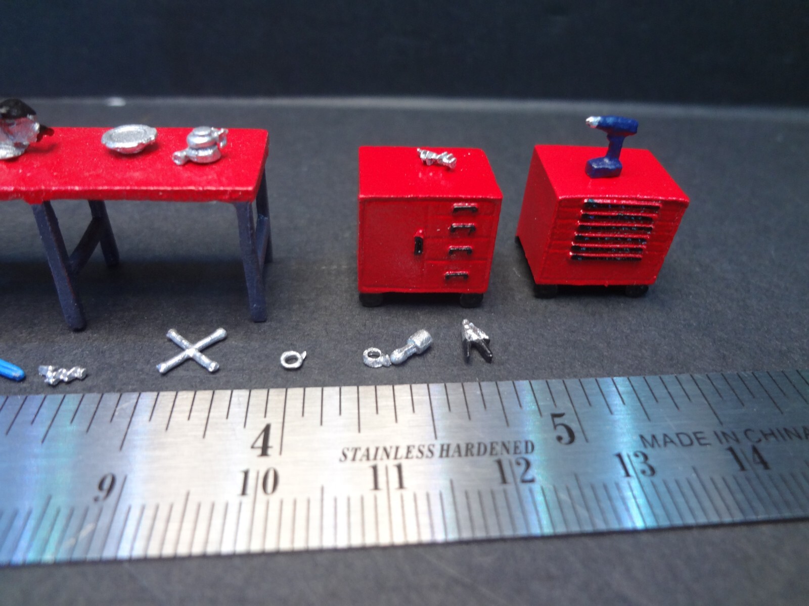 1:64 Scale Auto Repair Shop Workstation & Mechanic Tool Set Diorama Accessories