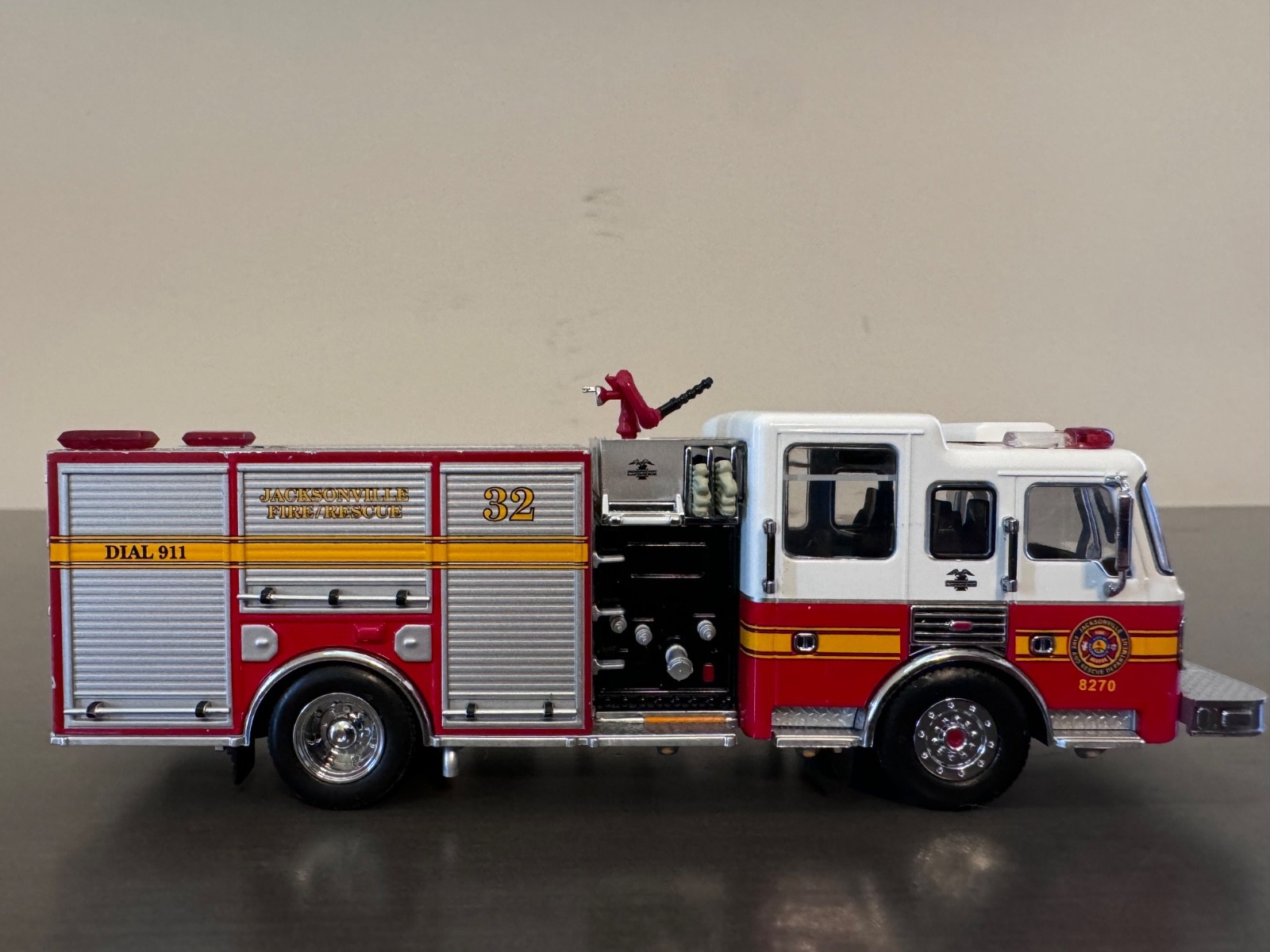1/64 Code 3- American La France- ALF- Jacksonville FD- Engine 32