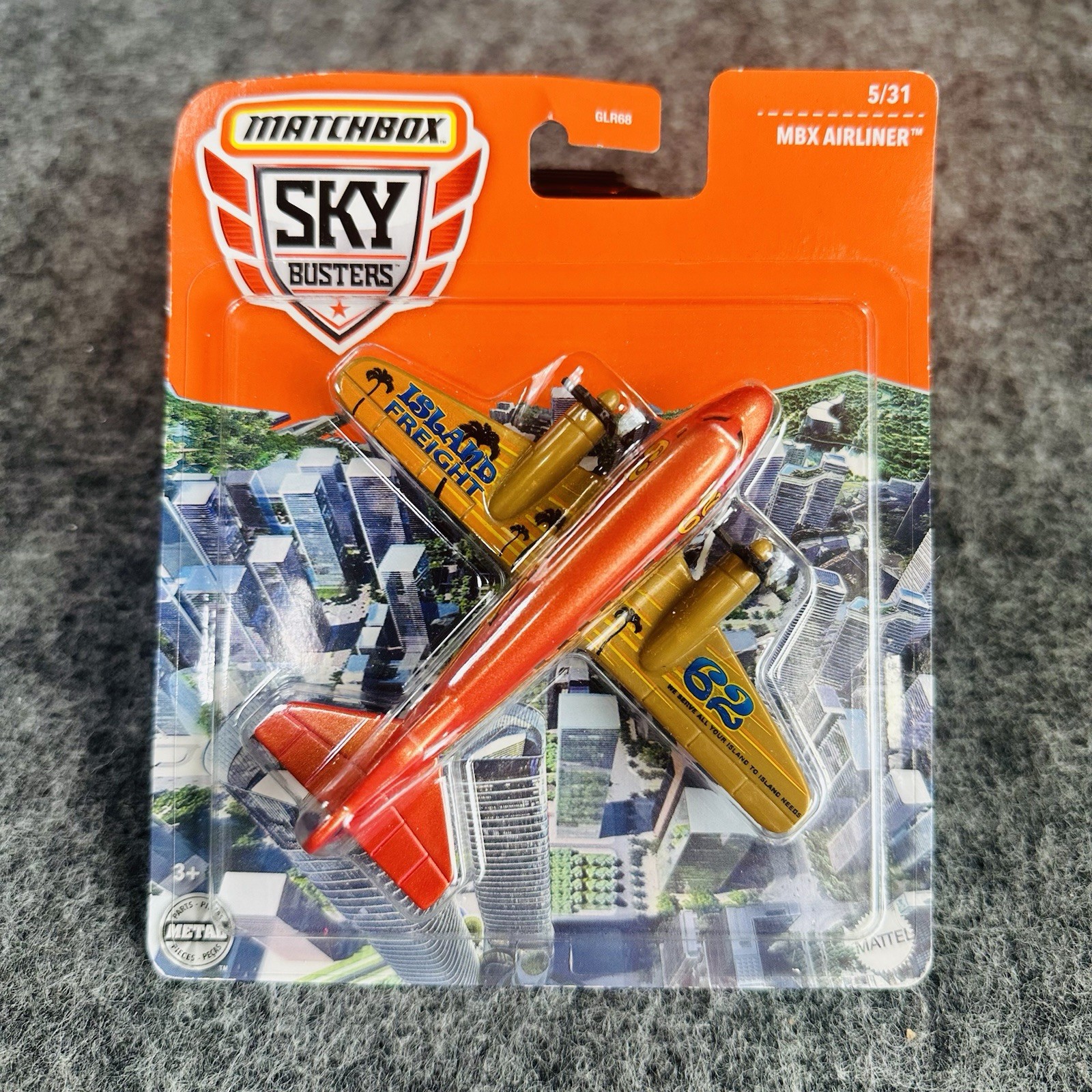 Lot of 2 Matchbox Sky Busters MBX Airliners 10/33 Silver & 5/31 Bronze w/playmat