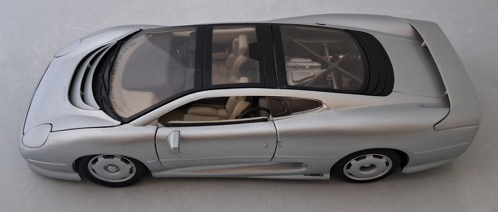 1992 Jaguar XJ220 1:18 Diecast (Silver) : Maisto