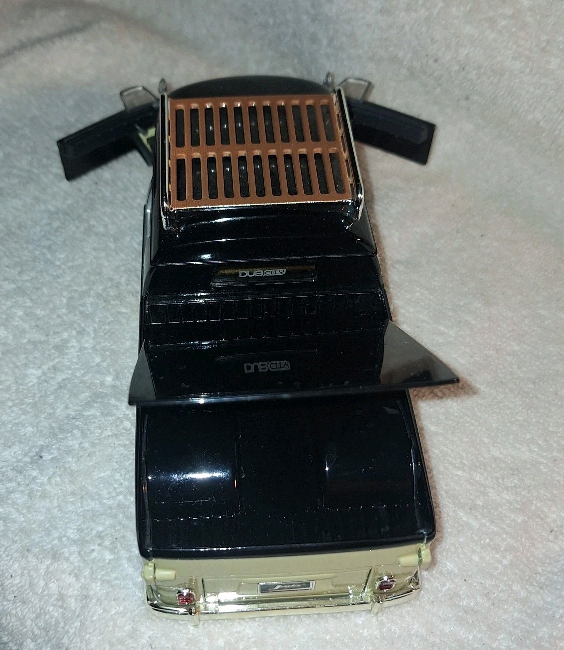 JADA V DUBS 1963 VW BUS PICKUP W RACK 1:24 Black & Tan Volkswagen JADA TOYS