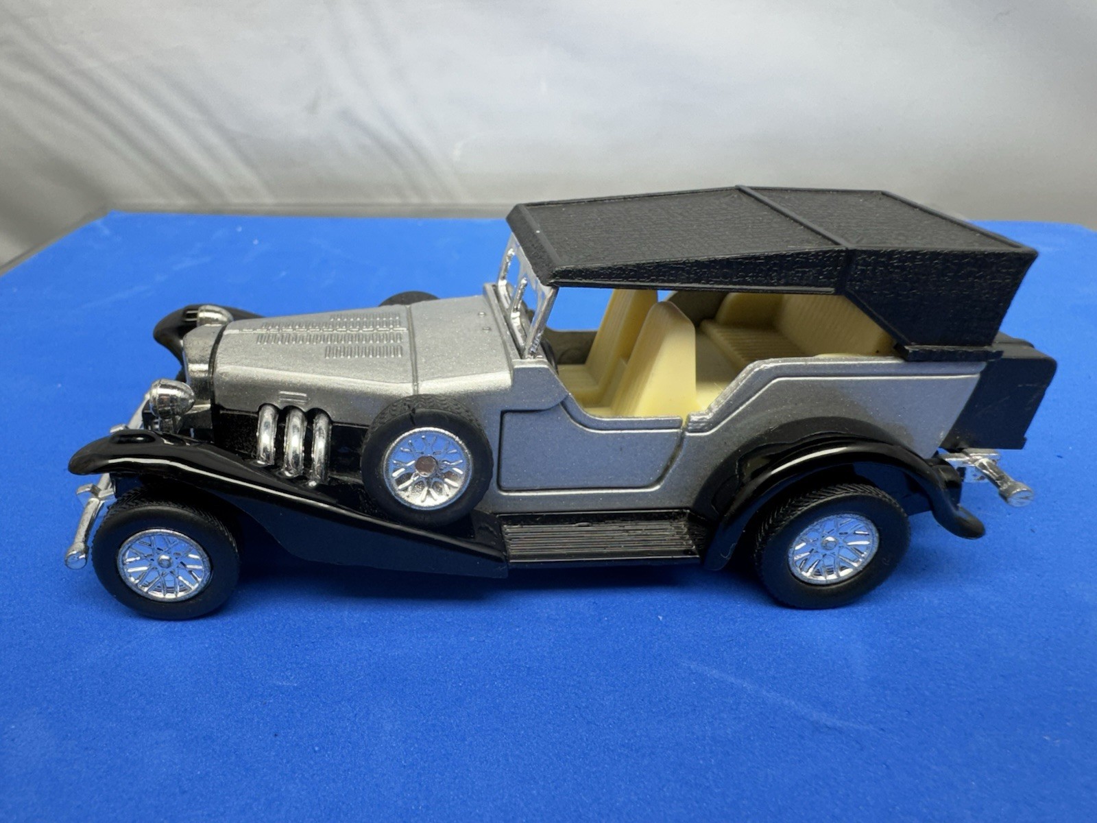 Roadster Convertible Black & Silver Hard Top Diecast Friction Toy Car