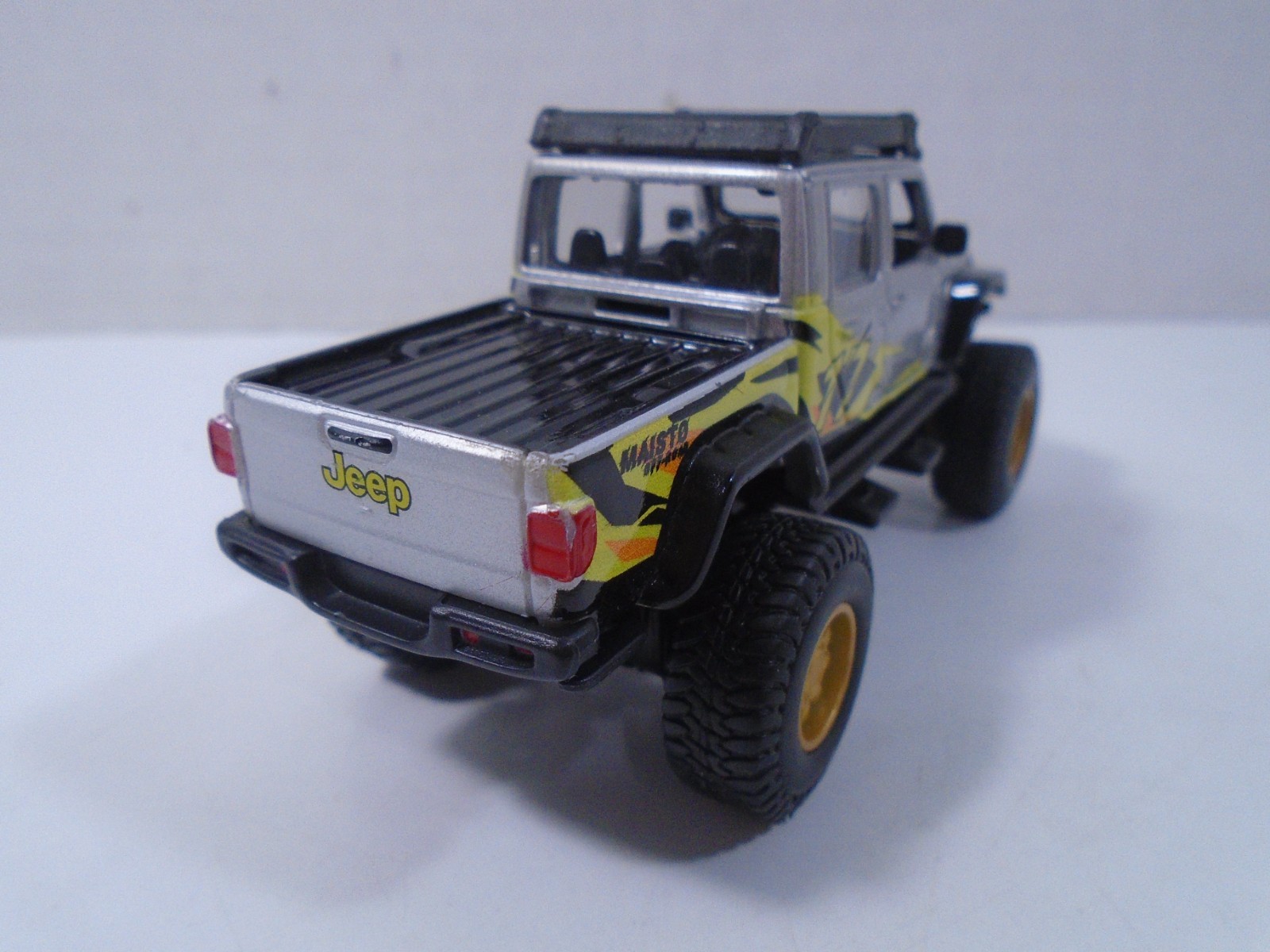 MAISTO–4.5″ SILVER & BLACK JEEP GLADIATOR (LOOK)