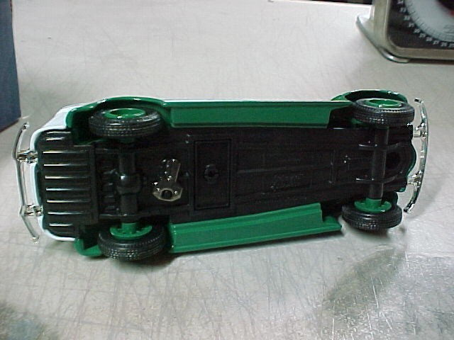 KRISPY KREME 1938 CHEVROLET DIECAST PANEL TRUCK 1:25 Scale COIN BANK