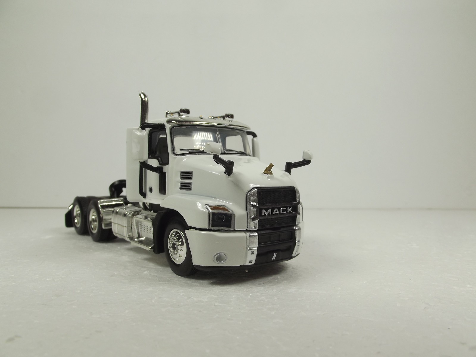 1/64 MACK ANTHEM TANDEM AXLE DAY CAB