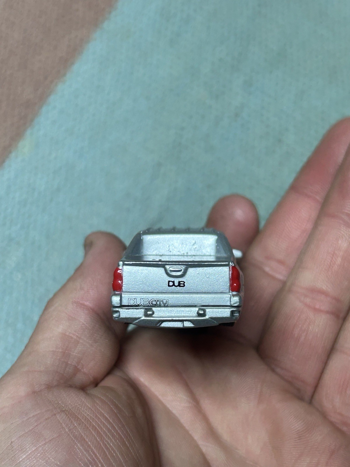 Jada Toys Dub City 2001 Chevy Avalanche Silver Black Red Flames 1:64