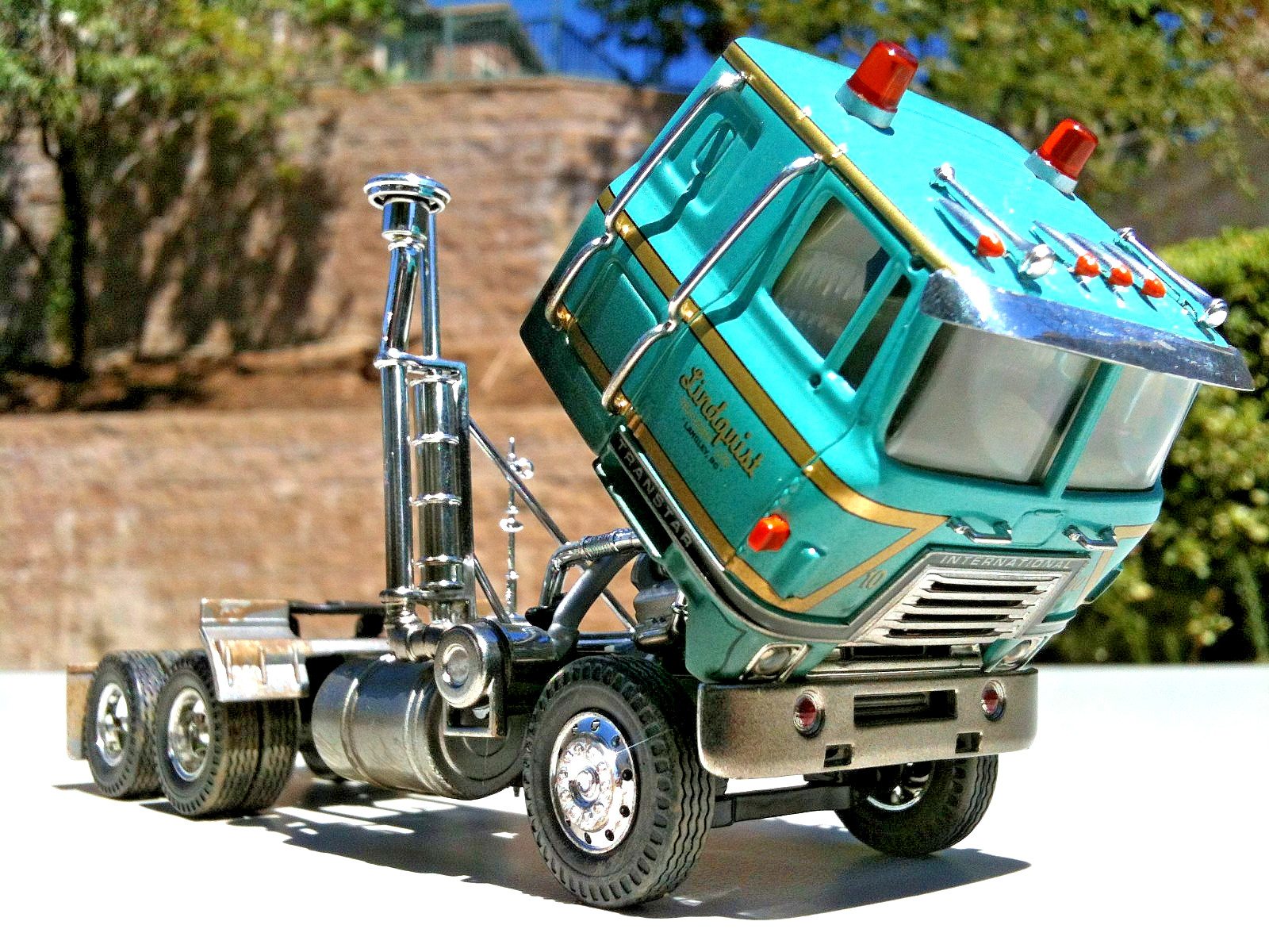Corgi Heavy Haulers International Transtar with Crushed Car Load 1:50 Scale