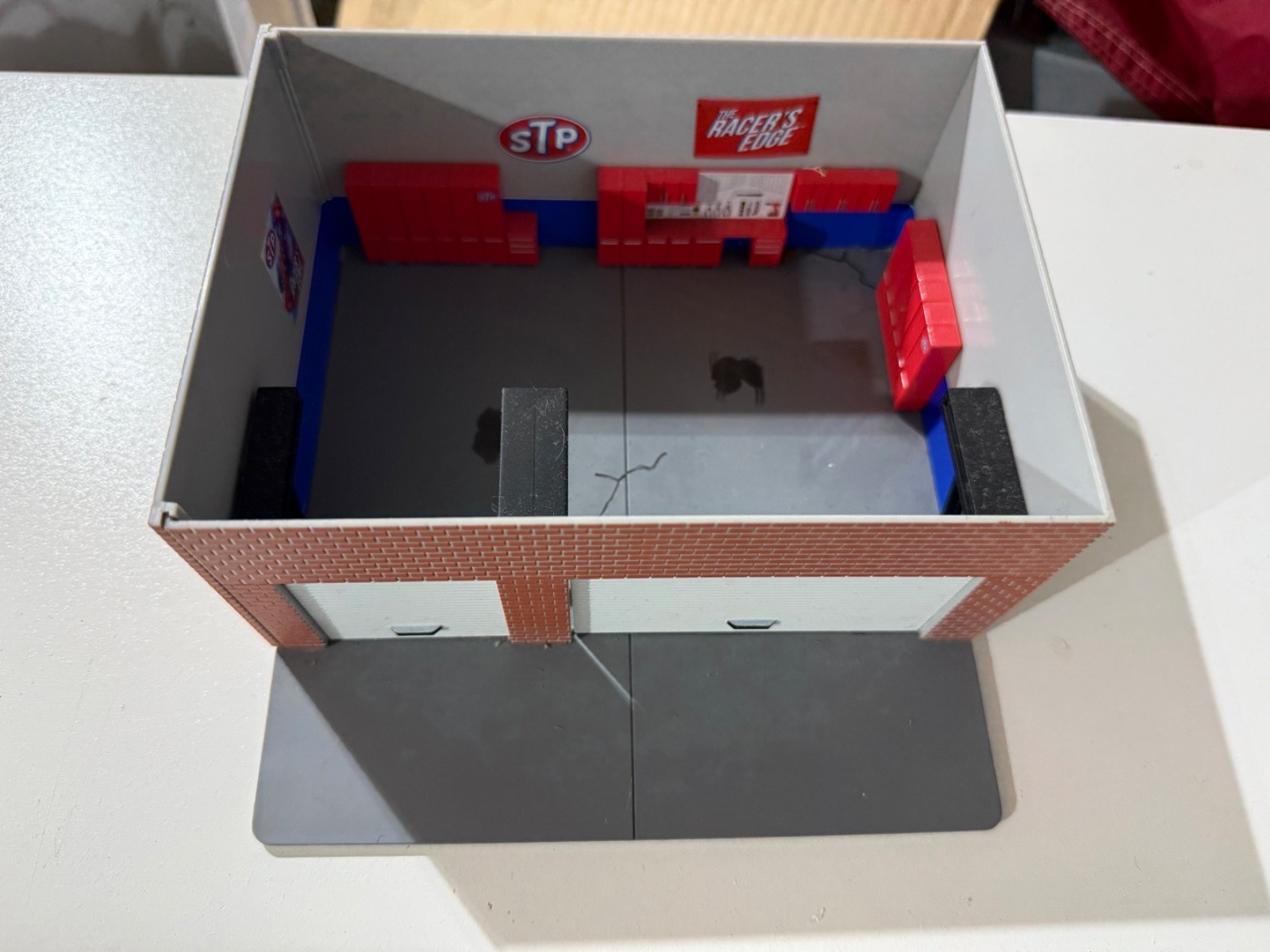 Greenlight Mechanic’s Corner Weekend Workshop STP Limited Edition 1:64