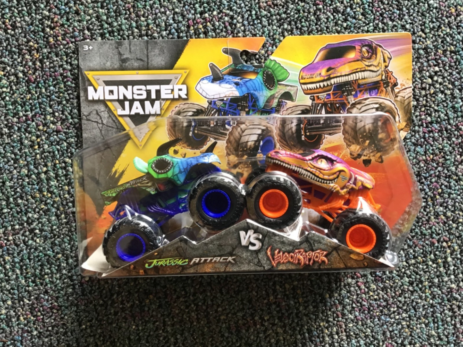 Spin Master Monster Jam Series 34 JURASSIC ATTACK vs VELOCIRAPTOR 1/64