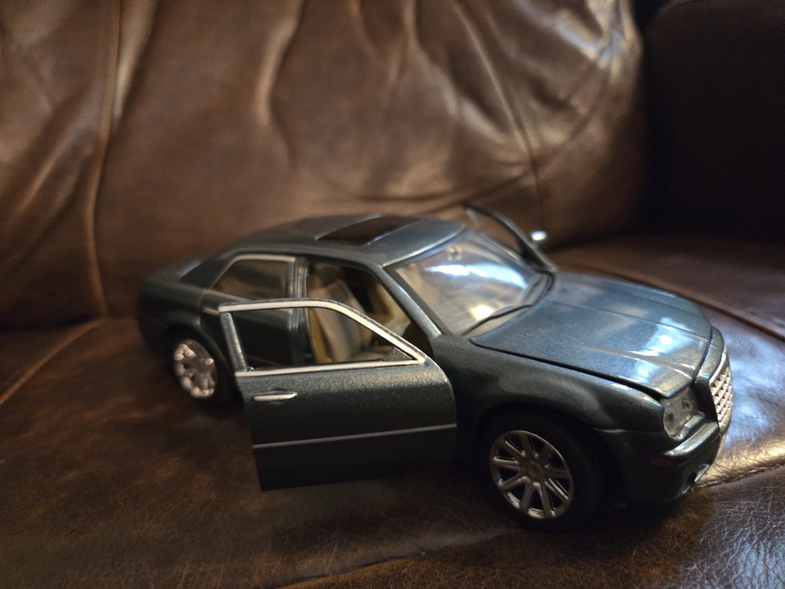 2005 Chrysler 300C Hemi Motor Max Car 1:24 Diecast! Nice Soft Paint! Few Marks