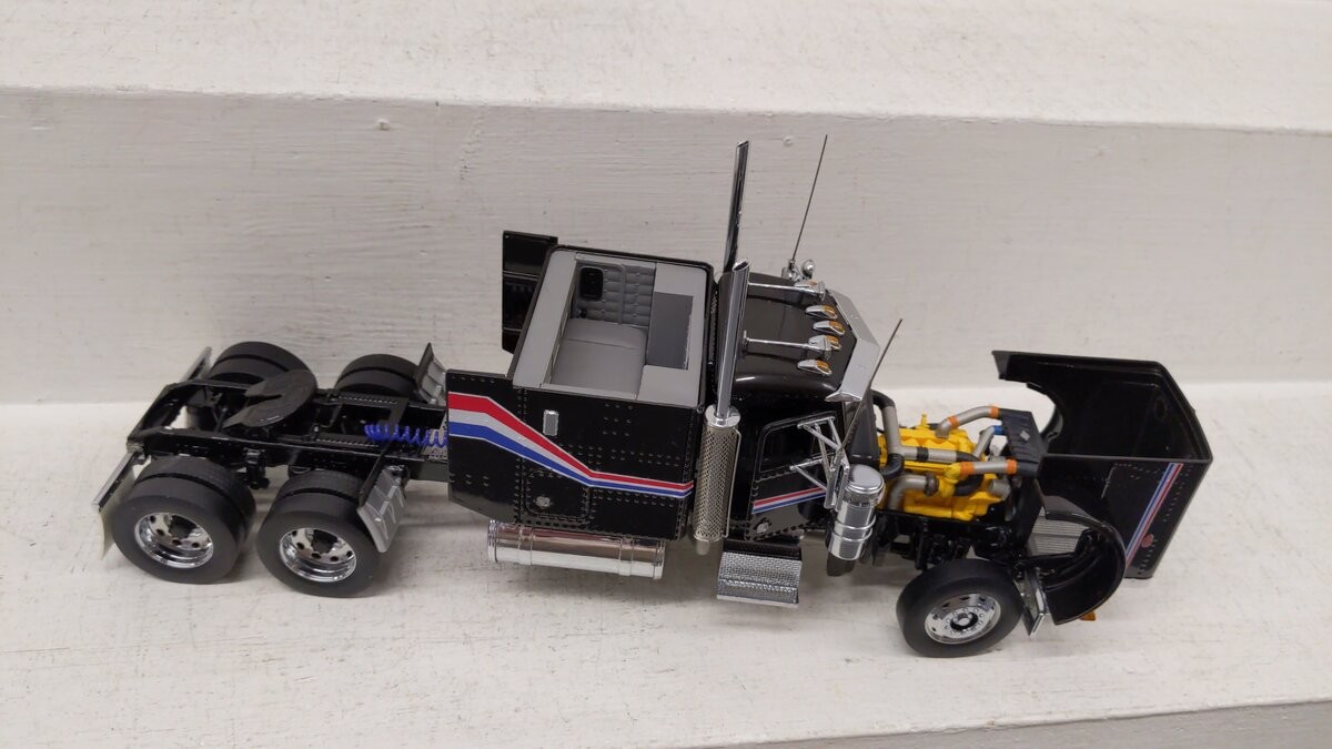 Franklin Mint 1:32 Diecast Black Peterblit 379 Semi Tractor Cab W/Removable Top