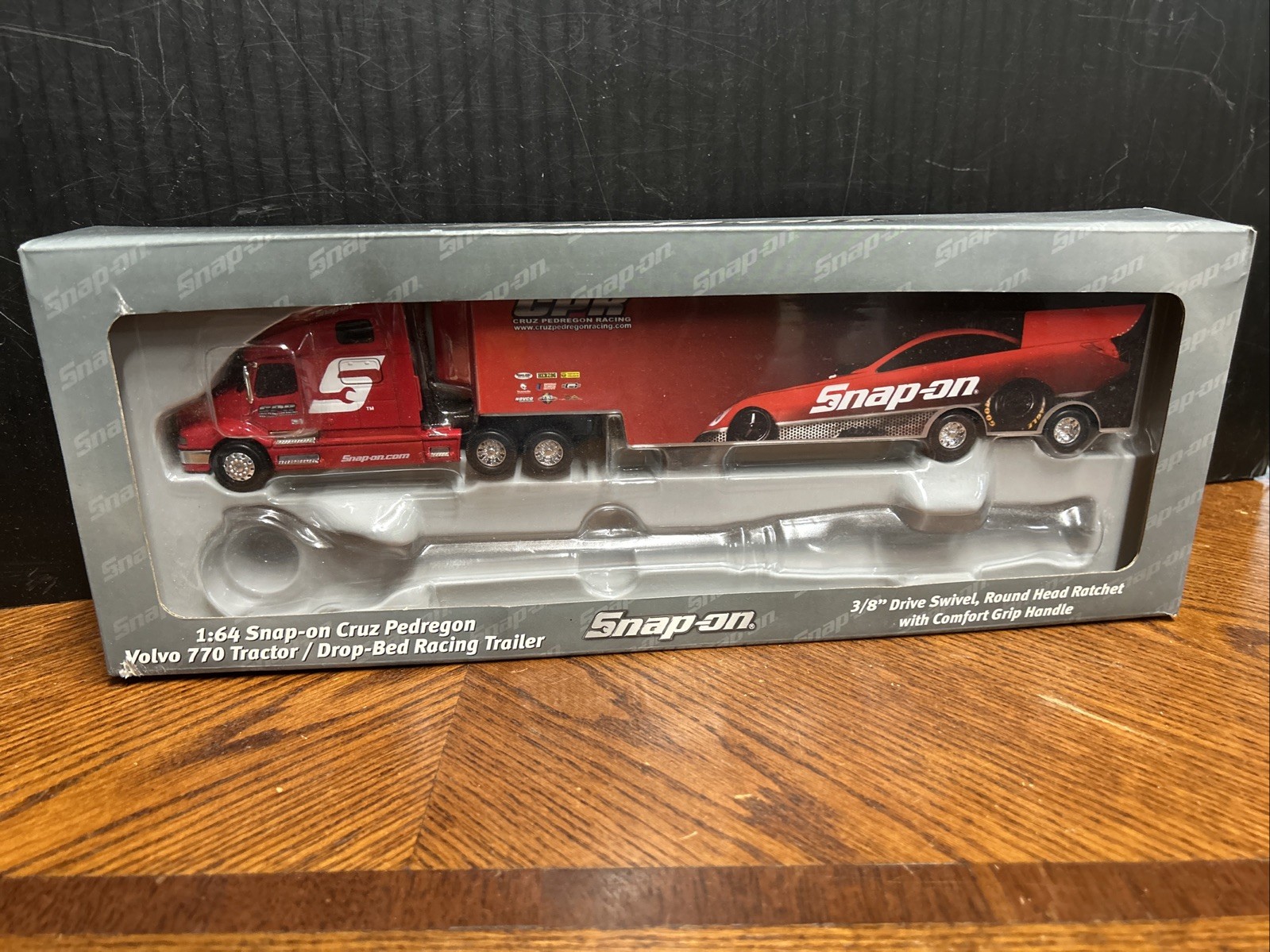 SNAP-ON Cruz Pedregon Volvo 770 Tractor Drop-Bed Trailer 1:64 – Missing Ratchet